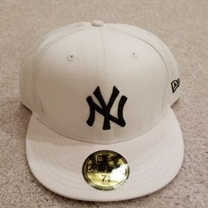 Like new white 59FIFTY NY Hat